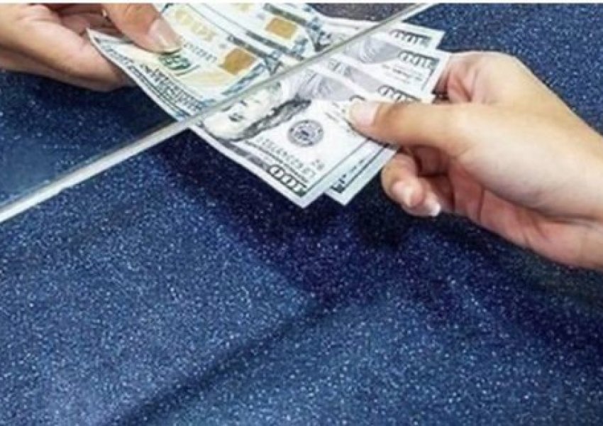 Këmbimi valutor/ Ja me sa po blihen dhe shiten dollari dhe euro