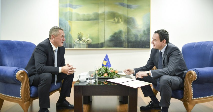 Kurti në “X”: Serbia interferoi në zgjedhjet e Kosovës me qëllimin që t’i kërcënojë serbët, Rashiq u kërcënua direkt nga Radojiçiqi