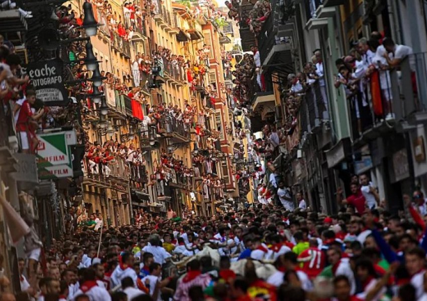 Spanja forcon rregullat për turistët në 2025: Çfarë duhet të dini para se të udhëtoni?
