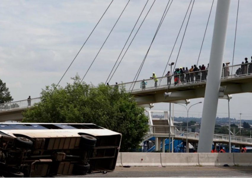 Shkon në 16 numri i personave që humbën jetën nga aksidenti me autobus në Afrikën e Jugut