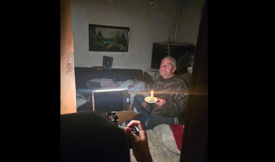Denoncimi i gazetarit: Rilindja lë pa drita për 11 vjet dy të moshuar, njëri i sëmurë, në mes të Tiranës