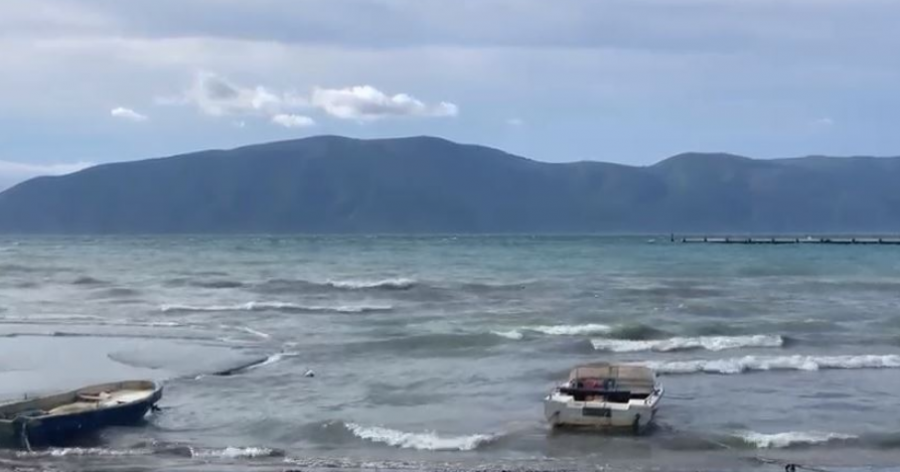 Përkeqësimi i motit/ Vlorë, ndalohet lundrimi i mjeteve të vogla dhe atyre të peshkimit
