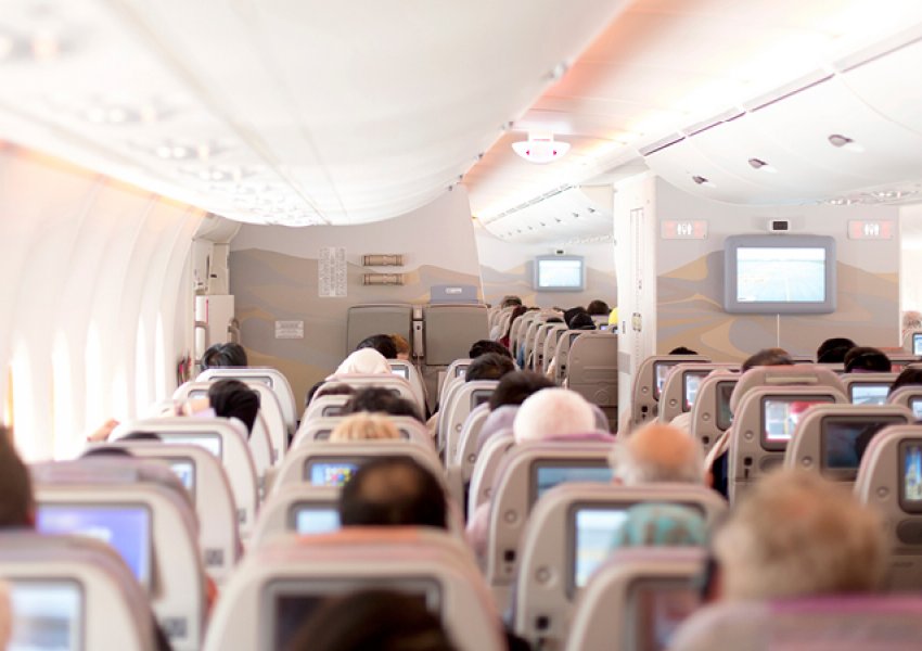 Stjuardesa sugjeron pse nuk duhet të duartrokitni pas aterimit të aeroplanit