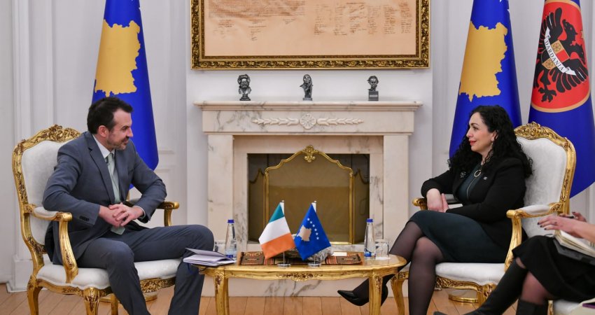 Osmani takon ambasadorin irlandez: Heqja e masave do të ishte mesazh i fuqishëm për Kosovën, për të kontribuar në vizionin e përbashkët të BE-së