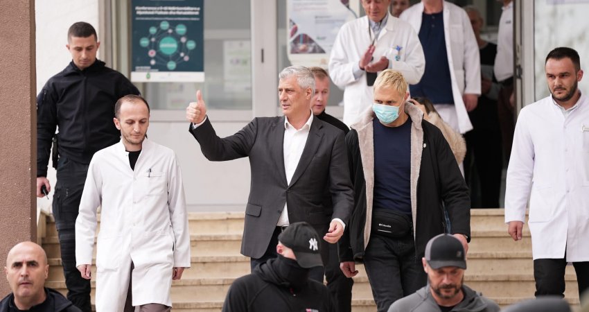 U prit e u përcoll me thirrjet “UÇK-UÇK” – vizita tri orëshe e Thaçit te babai në QKUK
