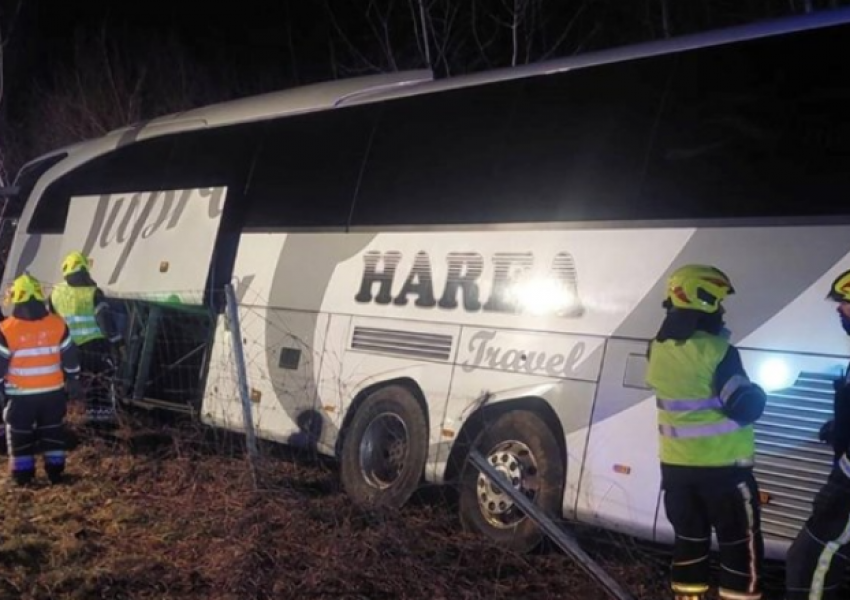 Aksidentohet autobusi me nxënës në Kosovë, humb jetën shoferi, plagosen disa persona
