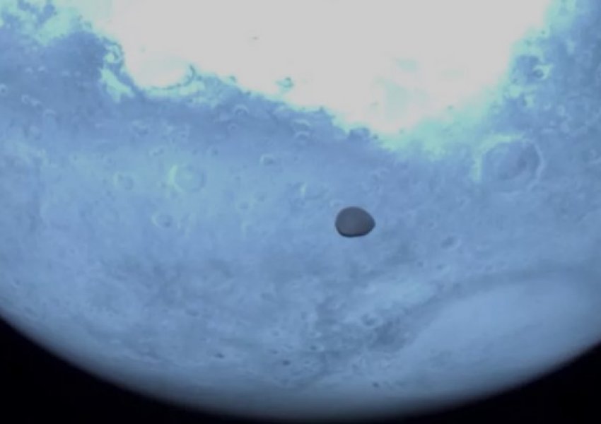Sonda hapsinore evropiane kap imazhe unike të Marsit dhe hënës së tij misterioze