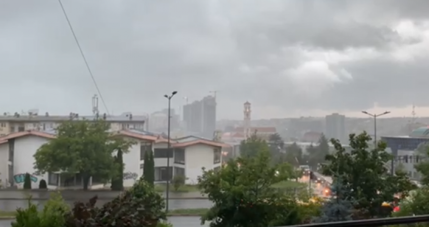 Paralajmërimi për erëra të forta, Komuna e Prishtinës bën apel për kujdes: Shmangni qëndrimin pranë objekteve të larta e pemëve