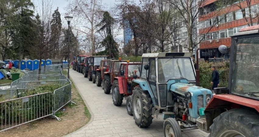 Protestat masive të studentëve në Serbi në kulmin e tyre, Vuçiq nxjerrë në rrugë traktorë