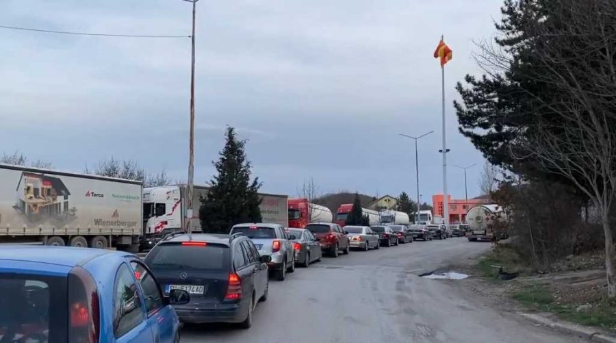 Fluks në dalje në pikën e kalimit kufitar të Qafë Thanës