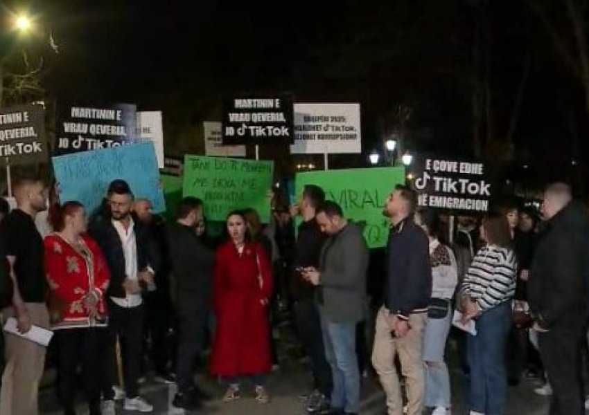 FOTOLAJM: E çove edhe TikTok-un në emigracion! Martinin e vrau qeveria, jo TikTok-u