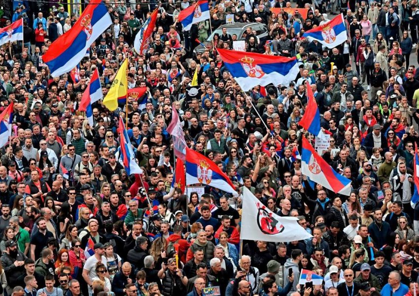 'Atmosferë festivali' në një demonstratë historike në Beograd: ‘Për Demokracinë’