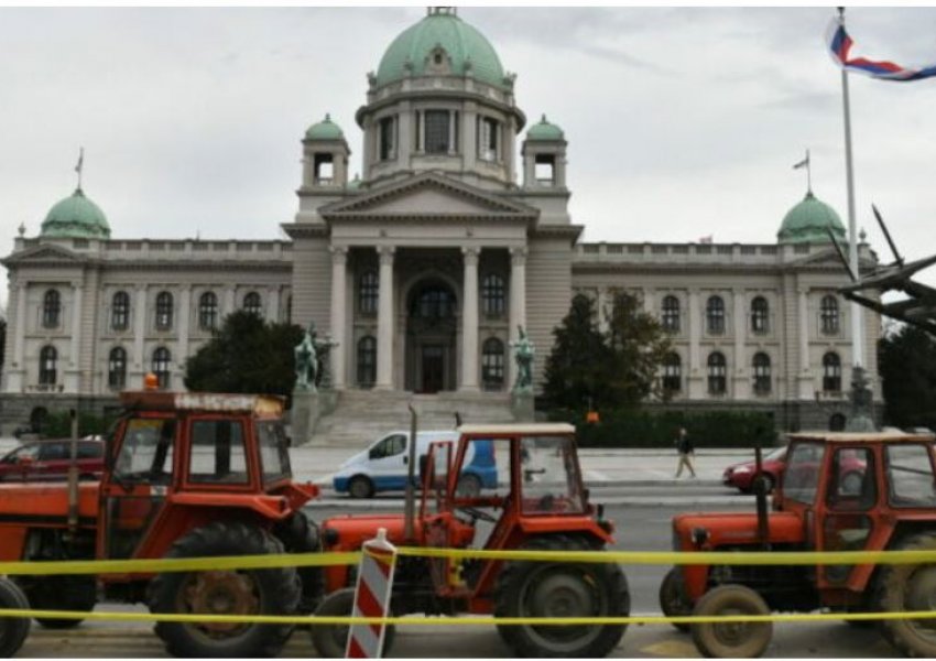 Frikësohet Vuçiç? Angazhon traktorë, që të mbrojë Presidencën nga protestuesit