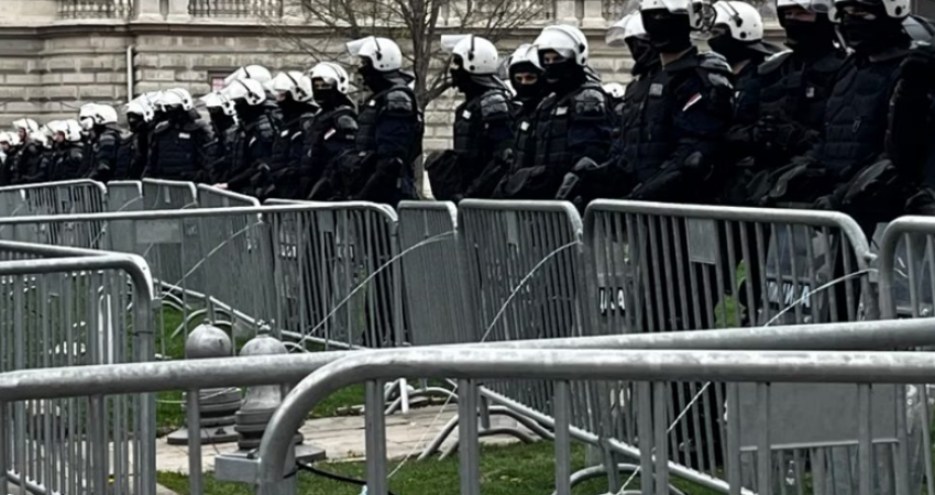 Protesta masive në Beograd fillon për pak: Kordoni policor rrethon ndërtesën e Presidencës