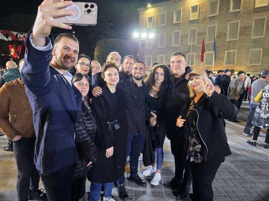 SYRI TV/ Mijëra të rinj kundër mbylljes së TikTok, mesazhe kundër qeverisë në protestë