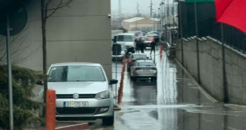 Grabitje në afërsi të “Albi Mall”-it: Dyshohet edhe për të plagosur