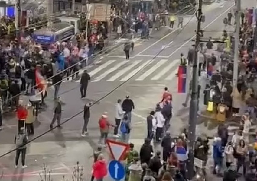 Vuçiç dhe Daçiç e mohojnë, del videoja e armës sonike që 'çau në mes' protestuesit