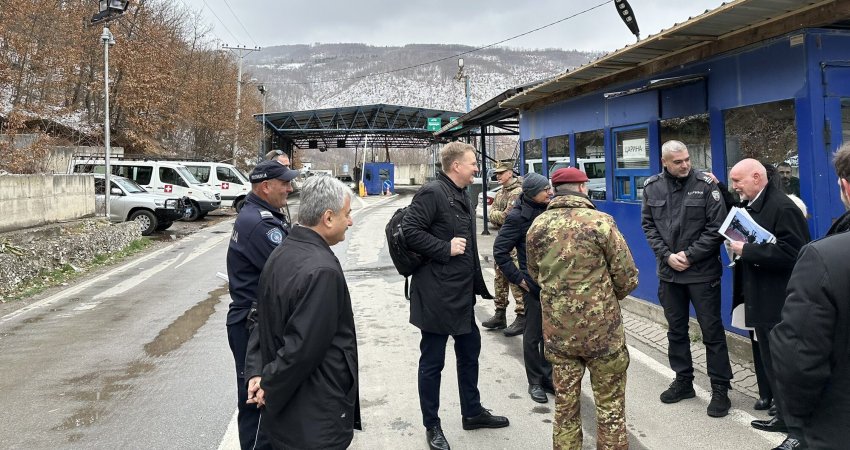 Sorensen viziton pikën e përbashkët kufitare Kosovë-Serbi: Duhet të rifillojë puna pa vonesa