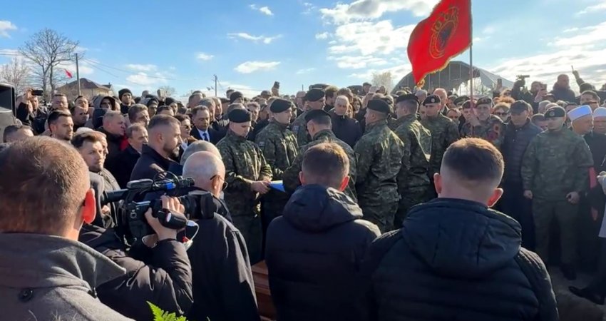 Arkivoli i ishte mbështjellur me flamujt të Kosovës dhe Shqipërisë, Haxhi Thaçi varroset në Burojë