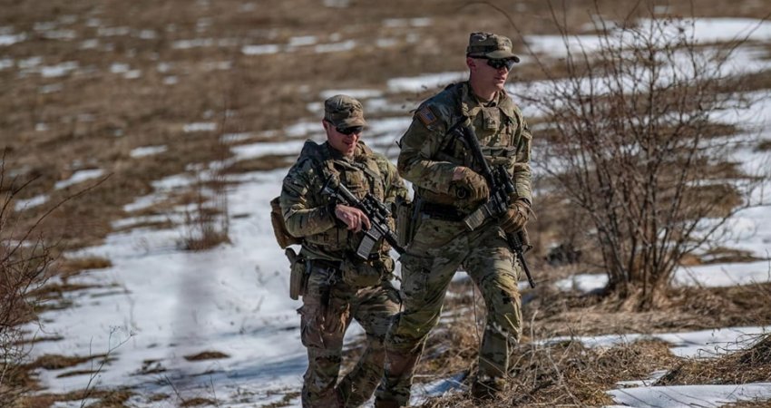 Ushtarët amerikanë kryejnë patrullime në vijën kufitare në veri të Kosovës