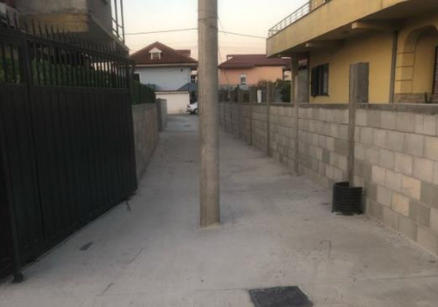 Investimet elektorale në Durrësin, shtylla në mes të rrugës!