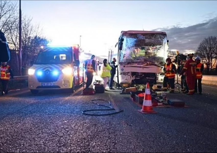 Përplasen 4 autobusë me ushtarë në Paris, spitalet mbushen me të plagosur