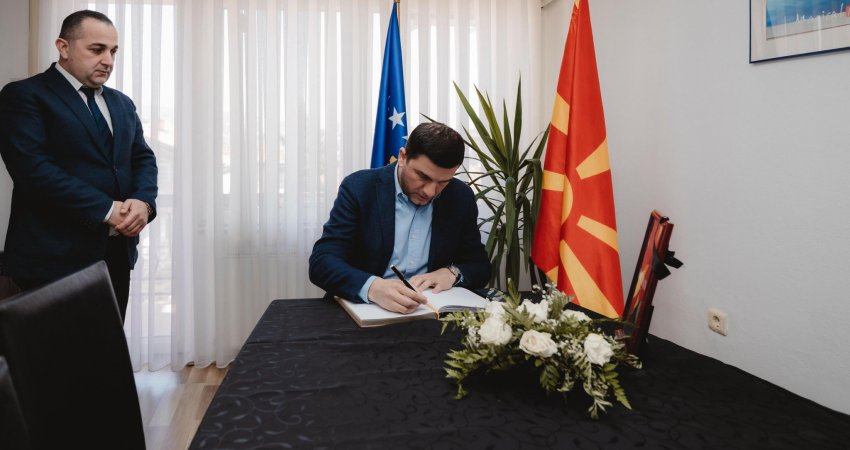 Krasniqi nënshkroi librin e zisë në shenjë ngushëllimi për jetët e humbura në Koçan
