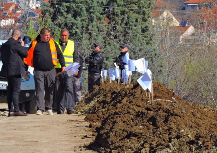 Pamje në varrezat e Koçanit, që nga mëngjesi po përgatitet varrimi i 30 nga 59 viktimat