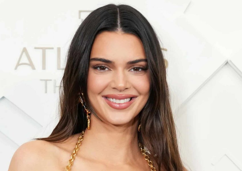 Kendall Jenner merr tërë vëmendjen, teksa pozon pa të brendëshme