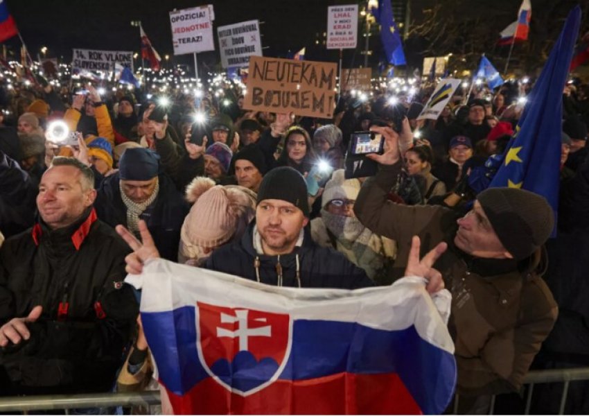 Sllovakia në 'udhëkryq kritik' teksa protesta prej muajsh kërcënon Ficon pro-Moskës