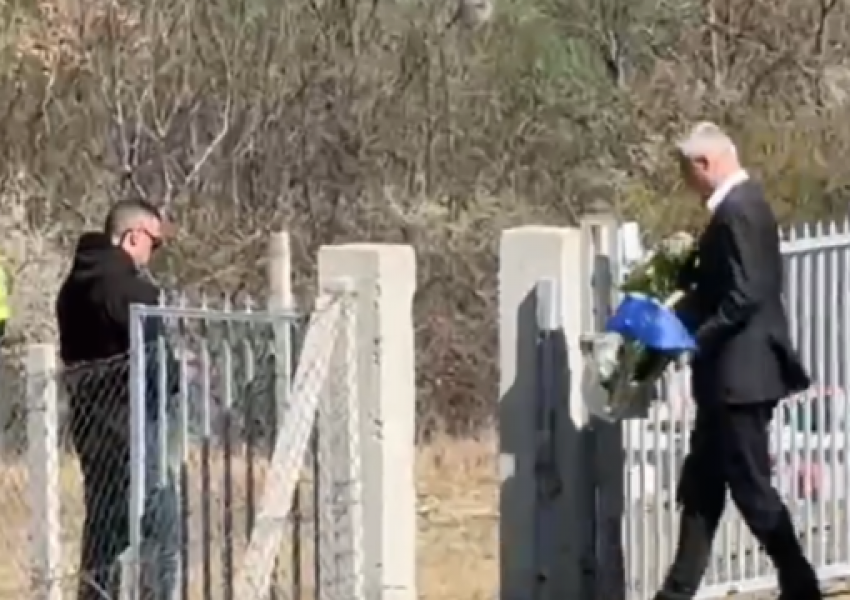 FOTO/ Hashim Thaçi mbërrin në Kosovë, me një kurorë lulesh në dorë, tek varri i babait të tij