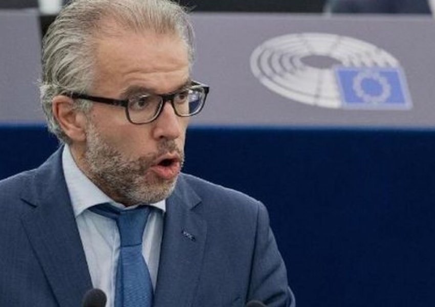Eurodeputeti holandez, Thijs Reuten: Miqtë tanë në Kosovë të mos provokohen nga Serbia