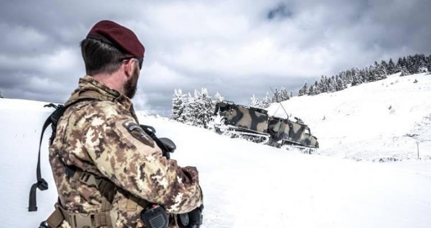 KFOR-i italian patrullon kufirin me Serbinë në Istog