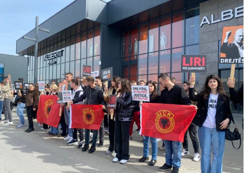 FOTO/ Hashim Thaçi niset drejt Hagës, nën brohoritjet 'UÇK, UÇK'