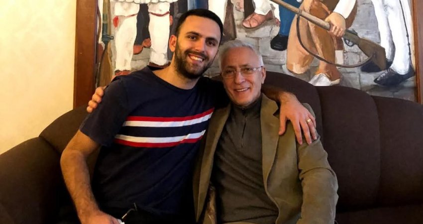 Jakup Krasniqi vizitohet në Hagë nga djali dhe mbesa e tij