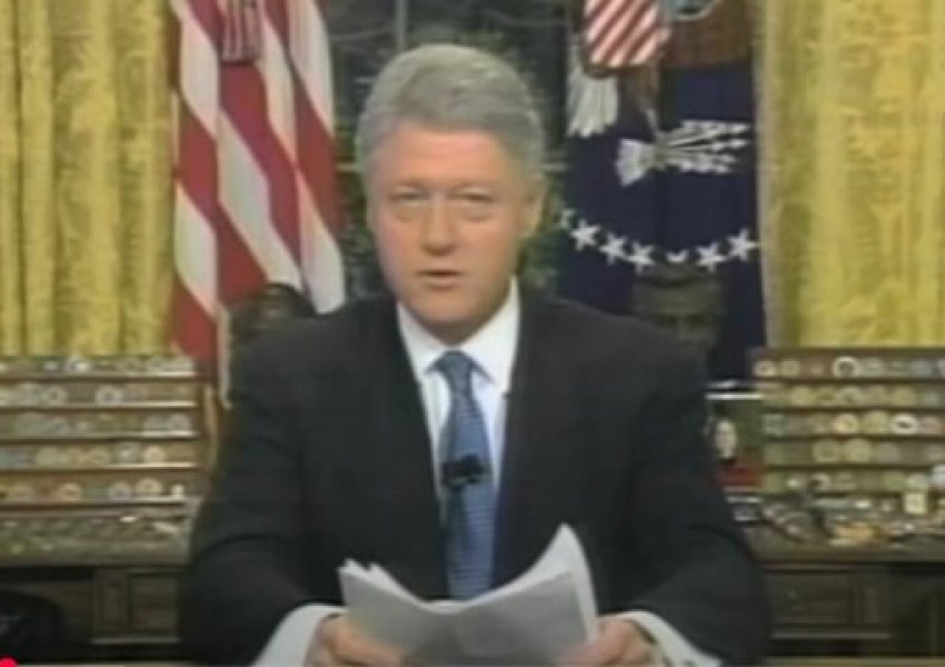 Momenti kur presidenti amerikan Bill Clinton njoftoi për nisjen e bombardimeve të NATO-s ndaj caqeve ushtarake serbe më 24 mars, 1999