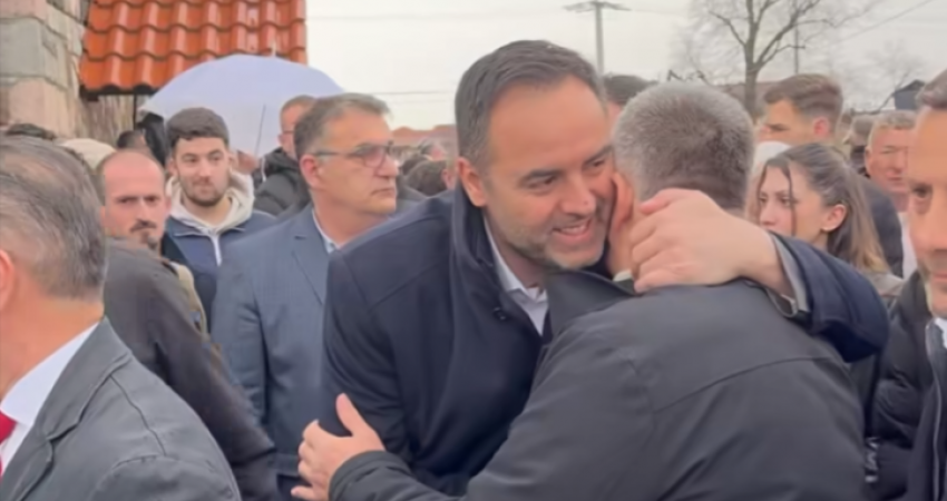 Glauk Konjufca shkon në Gllogjan për Epopenë e Dukagjinit, përshëndetet ngrohtësisht me Nasim Haradinajn