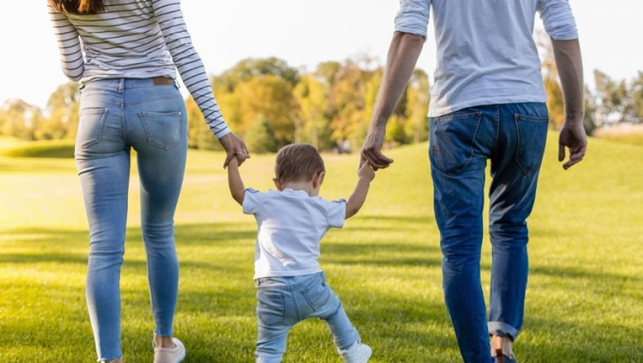 Fëmija ju pyet si ka ardhur në jetë dhe nuk dini t'i përgjigjeni? Sociologia jep këshillën për prindërit dhe mësuesit