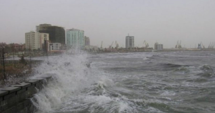 Moti i keq/ Durrës, vonesa në nisjen e trageteve drejt Italisë