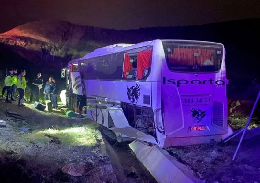 Një person humbet jetën dhe dhjetëra të plagosur si pasojë e përmbysjes së autobusit në Turqi