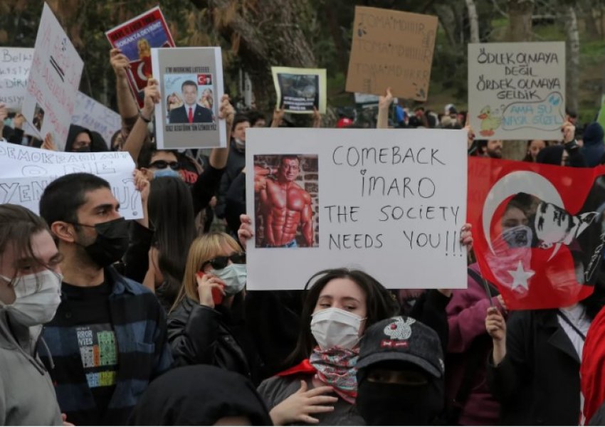 Lideri i CHP-së viziton Imamoglun në burg, vazhdojnë protestat në Turqi