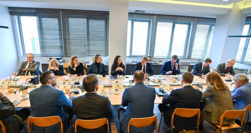 Presidentja takon ambasadorët e BE-së, flet për urgjencën e largimit të masave: Po dëmtojnë qytetarët