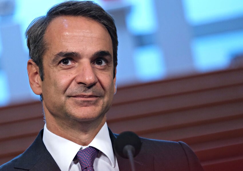 Kryeministri Mitsotakis rrit pagën minimale në 880 euro  