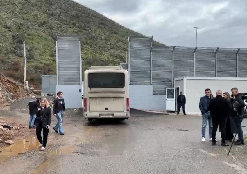Marrëveshja Shqipëri-Itali për emigrantët, ish-kryeministri Matteo Renzi viziton kampin e Gjadrit