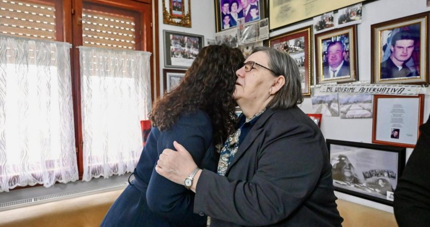 Osmani takon nënën Ferdonije në 26-vjetorin e rrëmbimit të djemve dhe burrit të saj