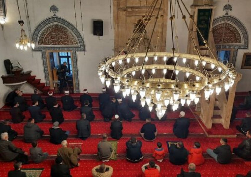 Besimtarët muslimanë sot festojnë Fitër Bajramin