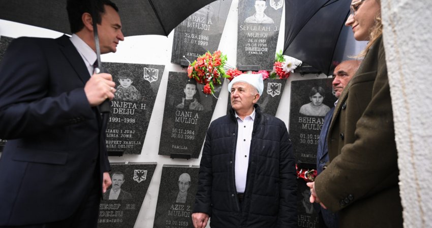 26 vjet nga masakra e familjes Muliqi – Kurti bënë homazhe pranë varreve të tetë martirëve