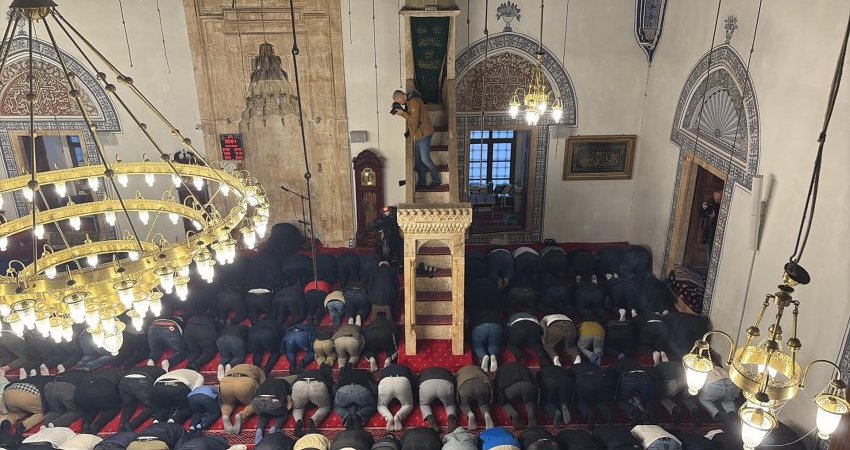 Falet namazi i Fitër Bajramit, manifestimi qendror po mbahet në Xhaminë e Madhe në Prishtinë
