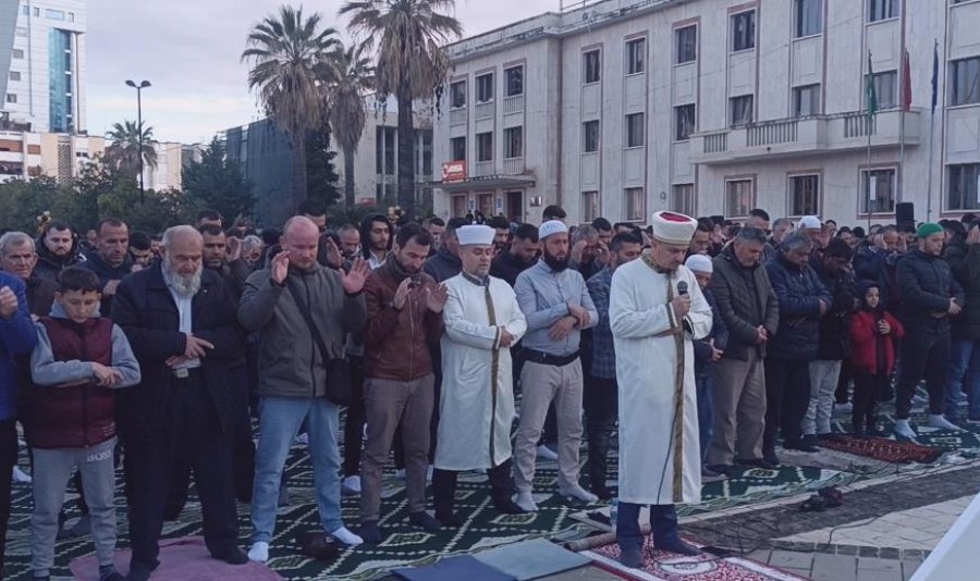 Besimtarët myslimanë në Lushnjë kanë falur Namazin e Fiter Bajramit