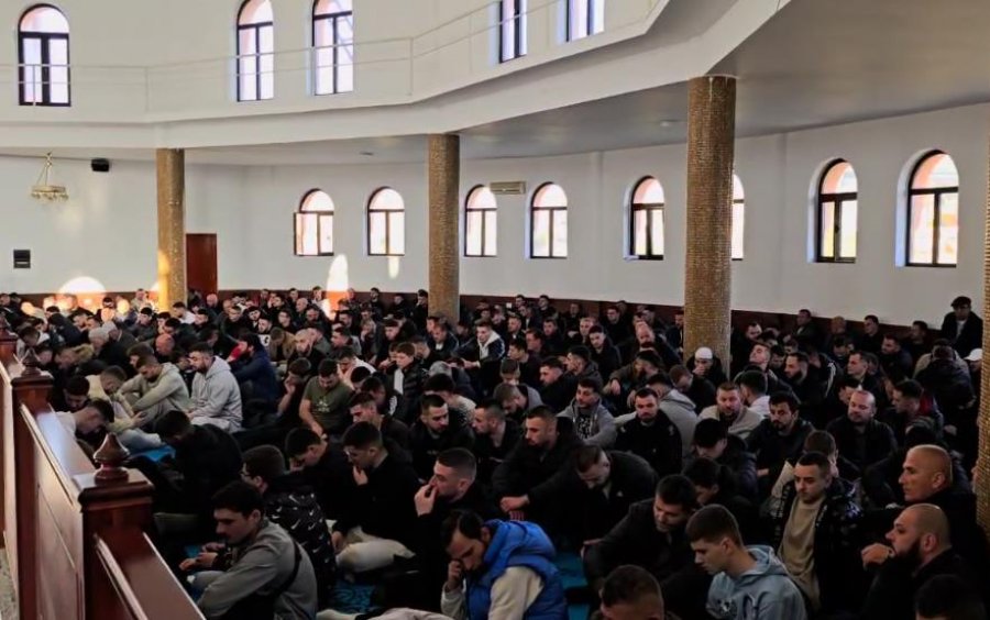 Në Fier besimtarët kanë falur sot namazin e Fiter Bajramit në xhaminë e qytetit